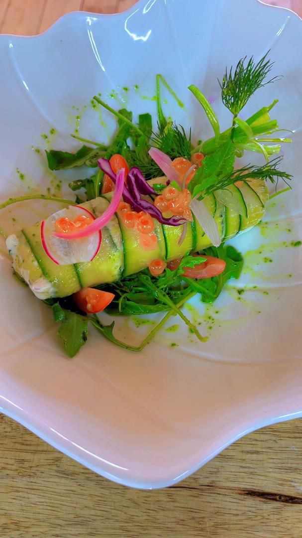 Cannelloni de courgette au saumon, ricotta et pesto d'aneth